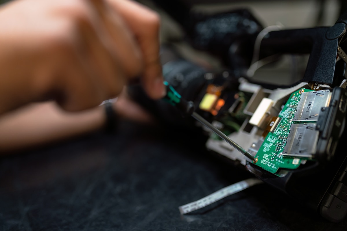 Surveying and field engineering with GNSS and precision instruments